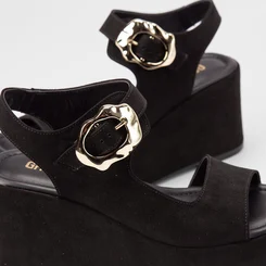 Sandália Feminina Gabriela Plataforma Enfeite Fivela Nobuck Preto