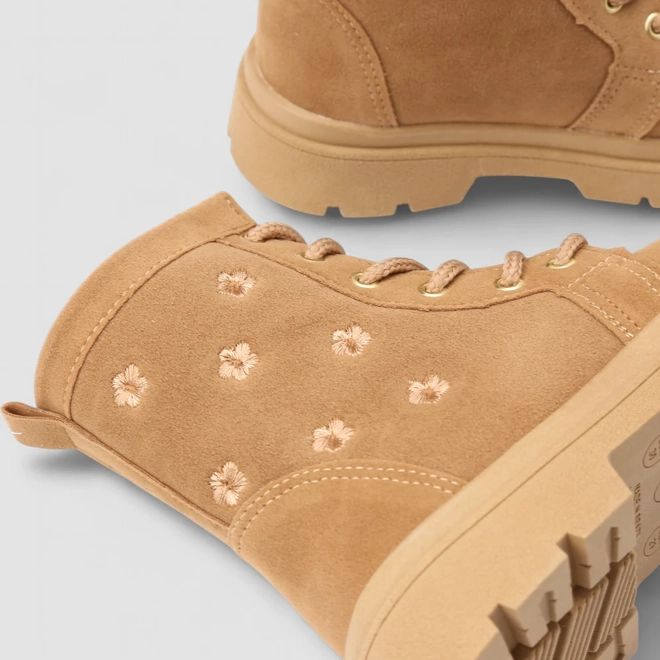 Bota Coturno Infantil Gabrielinha Camurça Bordado Flores Caramelo