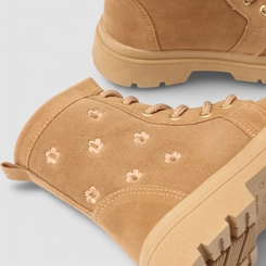 Bota Coturno Infantil Gabrielinha Camurça Bordado Flores Caramelo