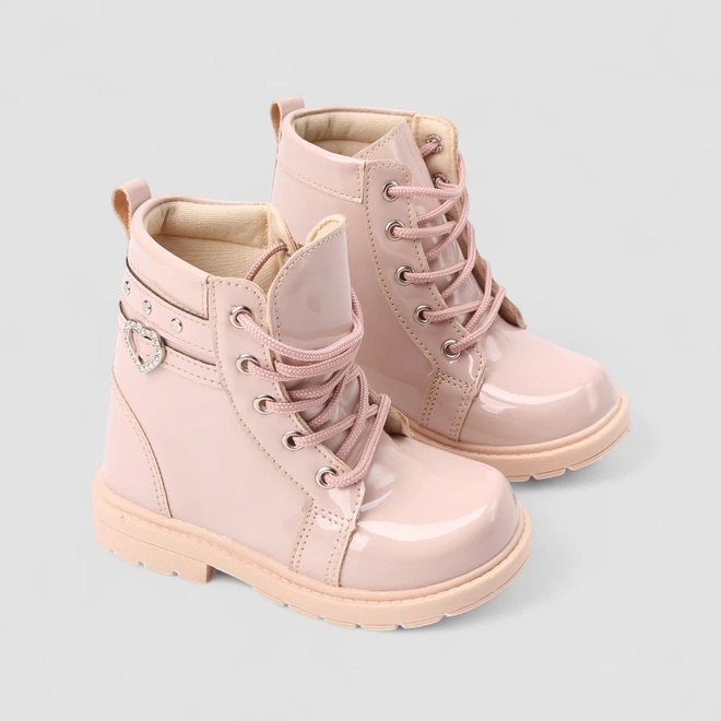 Bota Coturno Infantil Gabrielinha Verniz Enfeite Coração & Tachas Rosa