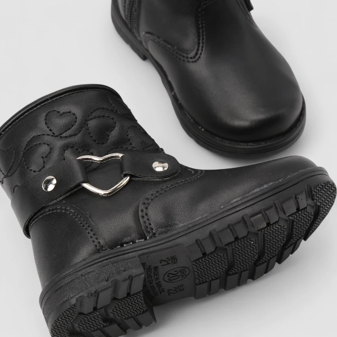Bota Bebê Gabrielinha Pespontos Enfeite Fivela Coração Preto