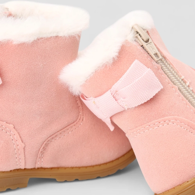 Bota Bebê Gabrielinha Nobuck Detalhe Laço Com Pelúcia Rosa