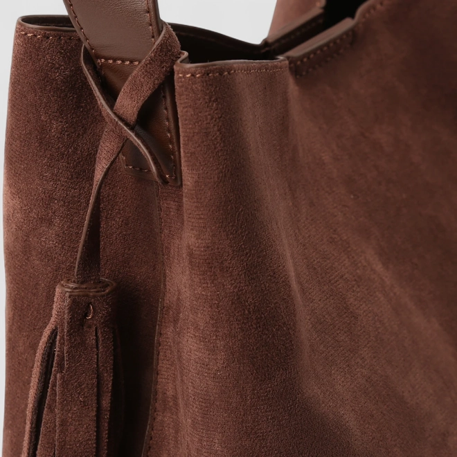 Bolsa Hobo Gabriela Média Camurça Enfeite Lateral Marrom