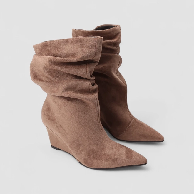 Bota Slouchy Feminina Gabriela Anabela Drapeada Cano Médio Camurça Bege