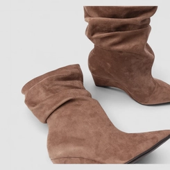 Bota Slouchy Feminina Gabriela Anabela Drapeada Cano Médio Camurça Bege