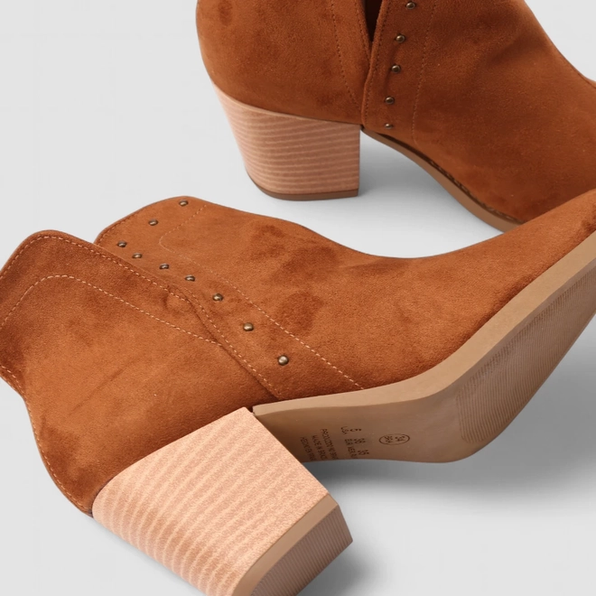 Ankle Boot Feminina Gabriela Nobuck Detalhe Rebite Caramelo