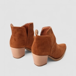Ankle Boot Feminina Gabriela Nobuck Detalhe Rebite Caramelo