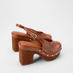 Scarpin Slingback Feminino Bebecê Meia Pata Detalhe Tachas Cortiça Caramelo