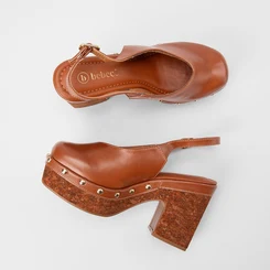 Scarpin Slingback Feminino Bebecê Meia Pata Detalhe Tachas Cortiça Caramelo