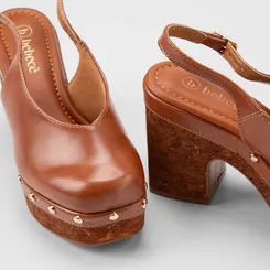 Scarpin Slingback Feminino Bebecê Meia Pata Detalhe Tachas Cortiça Caramelo