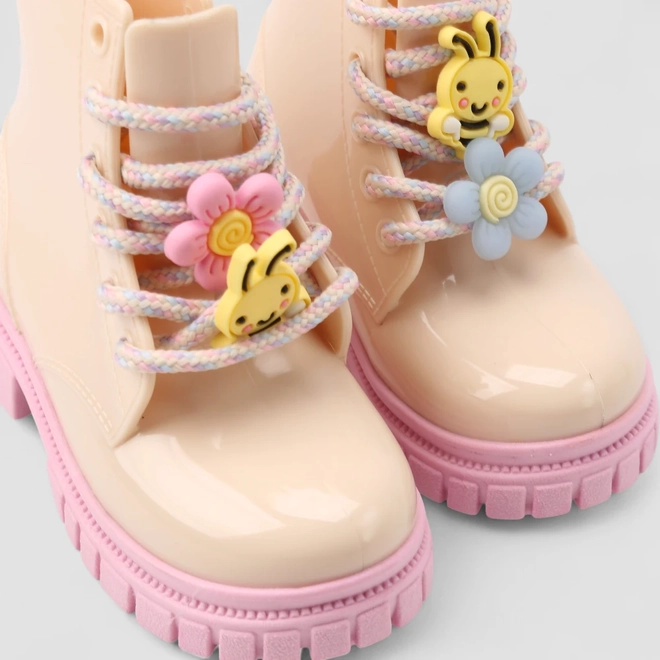 Bota Coturno Bebê Gabrielinha Pingente Flor & Abelha Bege