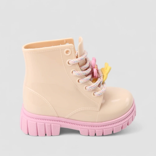 Bota Coturno Bebê Gabrielinha Pingente Flor & Abelha Bege