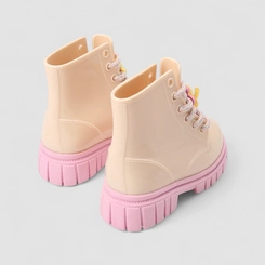 Bota Coturno Bebê Gabrielinha Pingente Flor & Abelha Bege