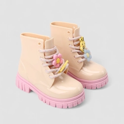 Bota Coturno Bebê Gabrielinha Pingente Flor & Abelha Bege