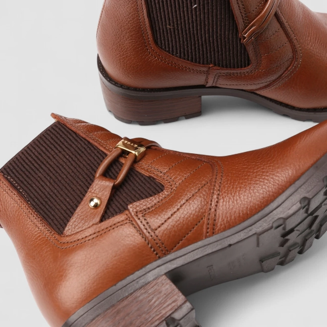 Bota Chelsea Feminina Pegada Original Couro Cano Curto Detalhe Fivela Marrom