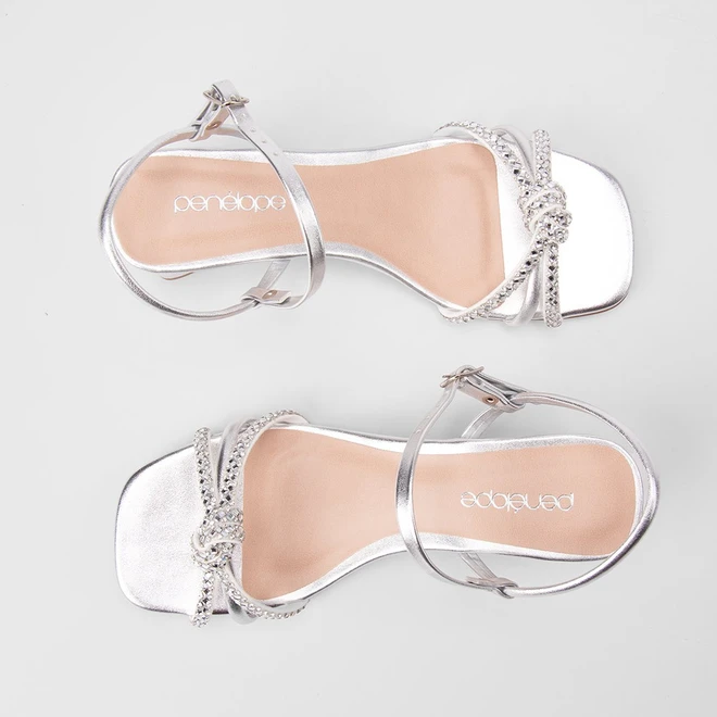 Sandália Feminina Penélope Detalhe Nó & Strass Metalizada Prata