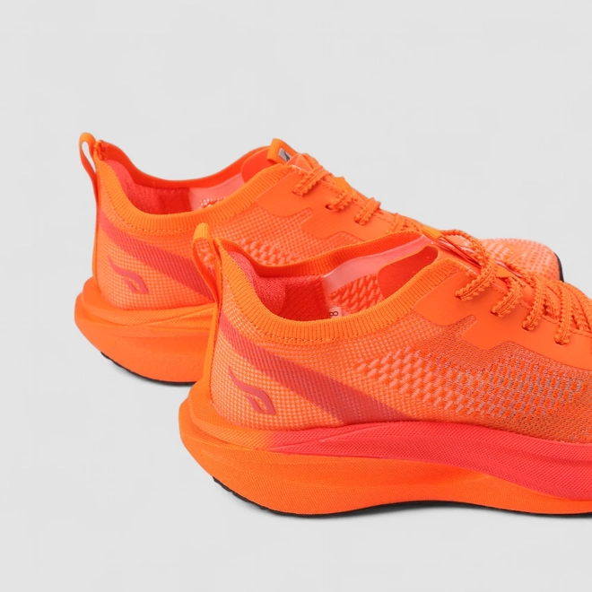 Tênis Esportivo Masculino Torx Knit Laranja Neon com Placa de Carbono