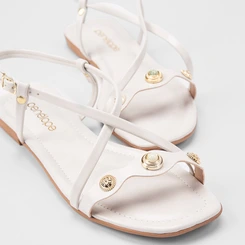 Sandália Rasteira Feminina Penélope Tiras Cruzadas Tachas & Pedraria Branco