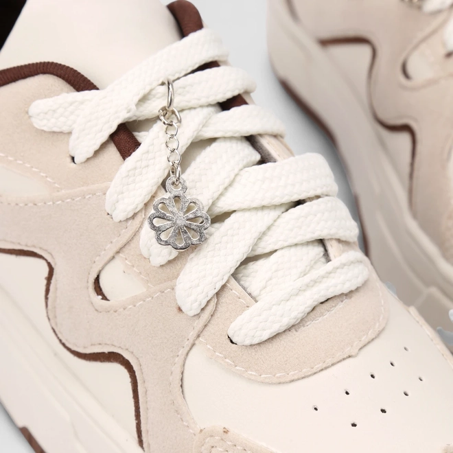 Tênis Casual Feminino Gabriela Pingente Flor Off White & Marrom