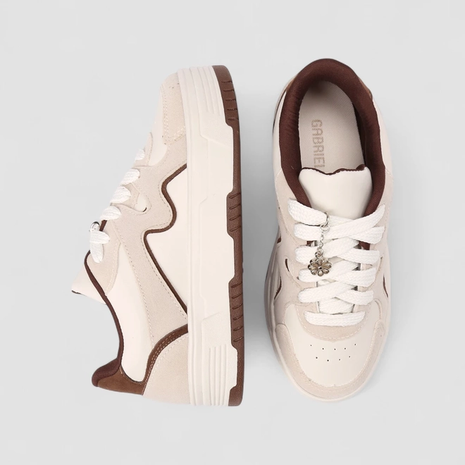 Tênis Casual Feminino Gabriela Pingente Flor Off White & Marrom