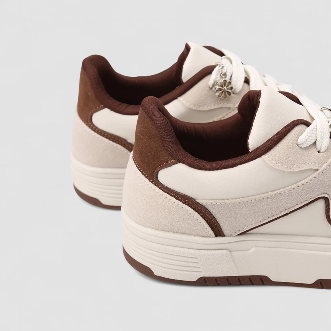 Tênis Casual Feminino Gabriela Pingente Flor Off White & Marrom