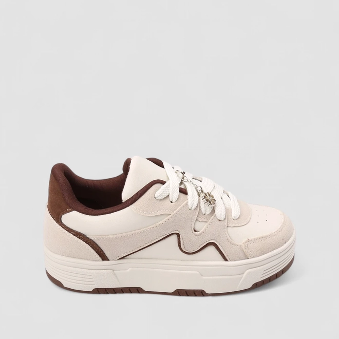 Tênis Casual Feminino Gabriela Pingente Flor Off White & Marrom