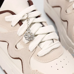 Tênis Casual Feminino Gabriela Pingente Flor Off White & Marrom