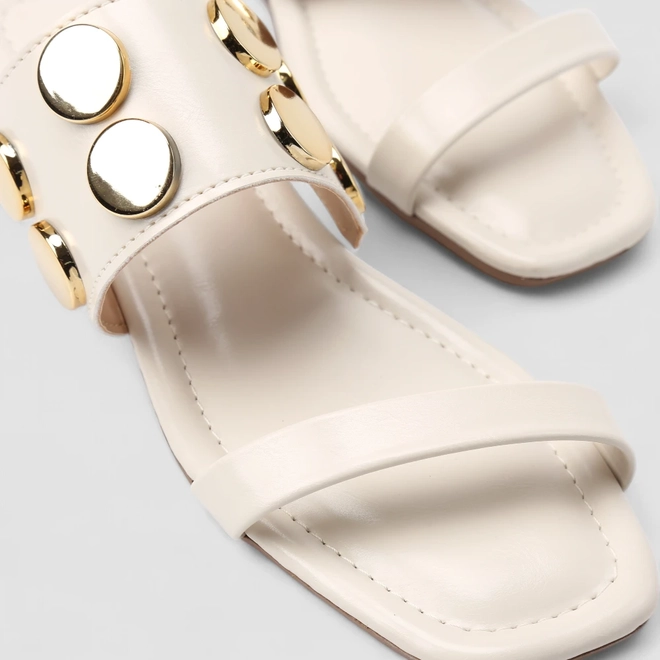 Tamanco Rasteiro Feminino Gabriela Tachas Dourada Off White