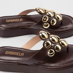 Tamanco Feminino Gabriela Plataforma Detalhe Tachas Esferas Marrom