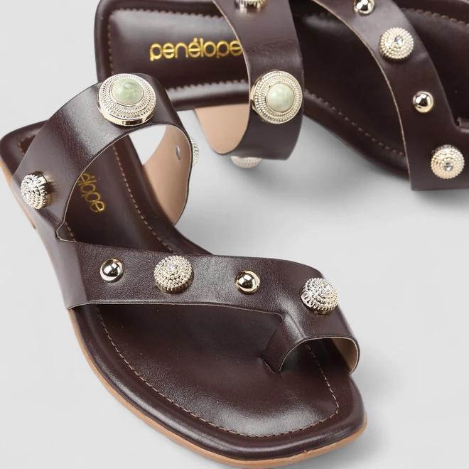 Rasteira Feminina Penélope Detalhe Tachas & Pedraria Marrom