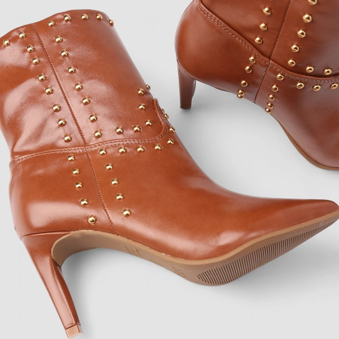 Bota Feminina Gabriela Cano Médio Salto Fino Detalhe Tachas Caramelo