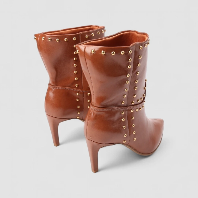 Bota Feminina Gabriela Cano Médio Salto Fino Detalhe Tachas Caramelo