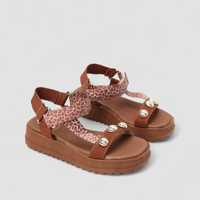 Sandália Infantil Molekinha Detalhe Animal Print Girafa Tachas Caramelo