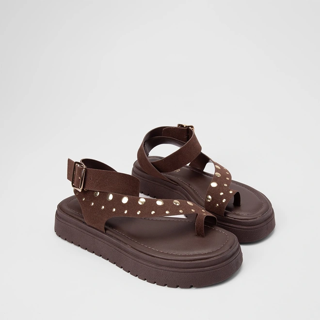 Sandália Feminina Gabriela Flatform Detalhe Tachas Camurça Marrom
