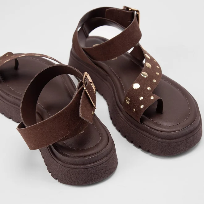 Sandália Feminina Gabriela Flatform Detalhe Tachas Camurça Marrom