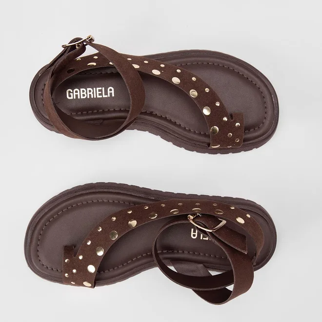 Sandália Feminina Gabriela Flatform Detalhe Tachas Camurça Marrom