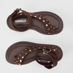 Sandália Feminina Gabriela Flatform Detalhe Tachas Camurça Marrom