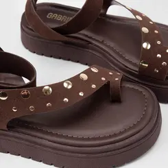 Sandália Feminina Gabriela Flatform Detalhe Tachas Camurça Marrom