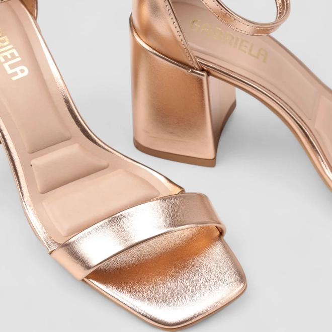 Sandália Feminina Gabriela Essenciais Salto Bloco Metalizado Rose Gold