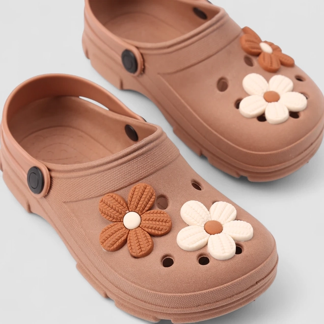 Babuche Infantil Gabrielinha Detalhe Flores Marrom