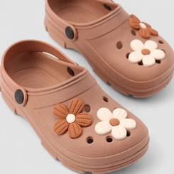 Babuche Infantil Gabrielinha Detalhe Flores Marrom