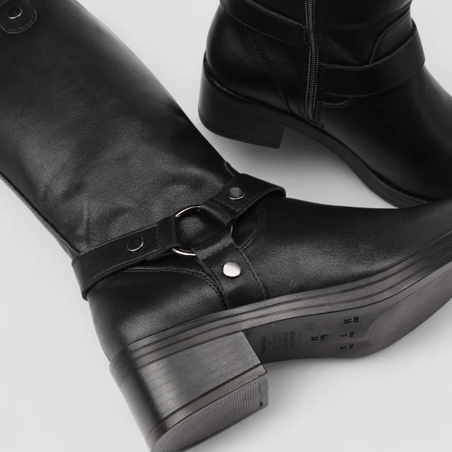 Bota Feminina Via Marte Cano Alto Detalhe Argola & Tachas Preta