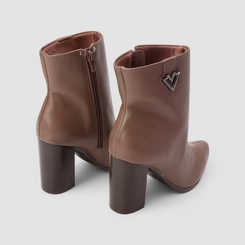 Bota Feminina Via Marte Salto Alto Couro Marrom