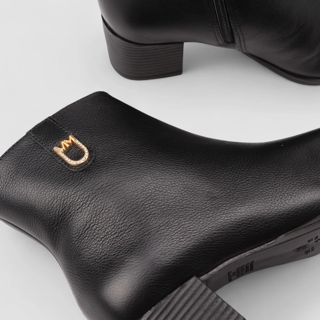 Ankle Boot Feminina Via Marte Salto Bloco Couro Preto