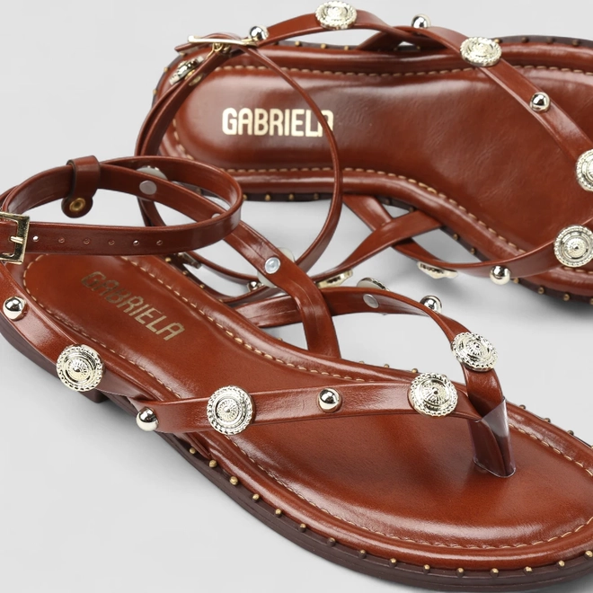 Sandália Rasteira Feminina Gabriela Detalhes Tachas Marrom