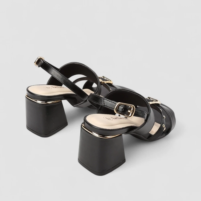 Sandália Feminina Bebecê Salto Bloco Detalhe Fivela & Rebite Preto
