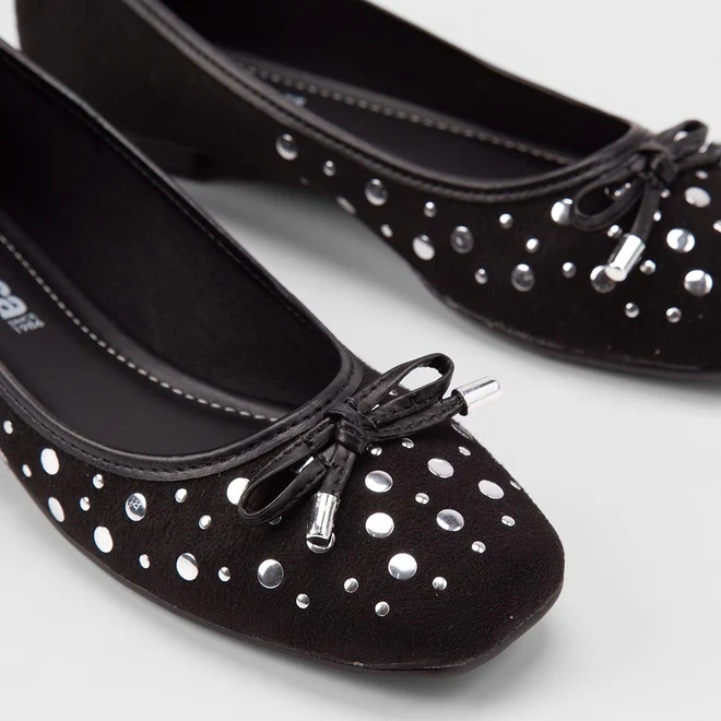 Sapatilha Feminina Moleca Detalhe Laço & Tachas Preto