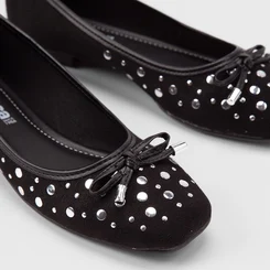 Sapatilha Feminina Moleca Detalhe Laço & Tachas Preto