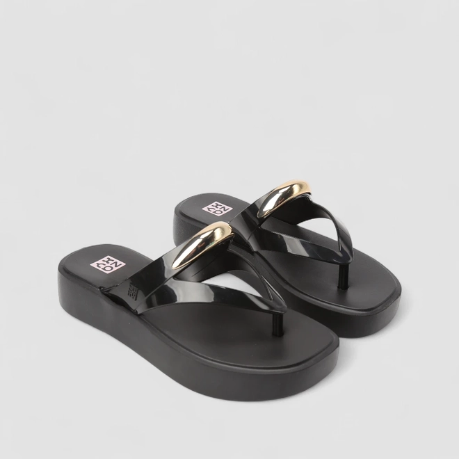 Tamanco Feminino Zaxy Flatform Enfeite Metálico Preto