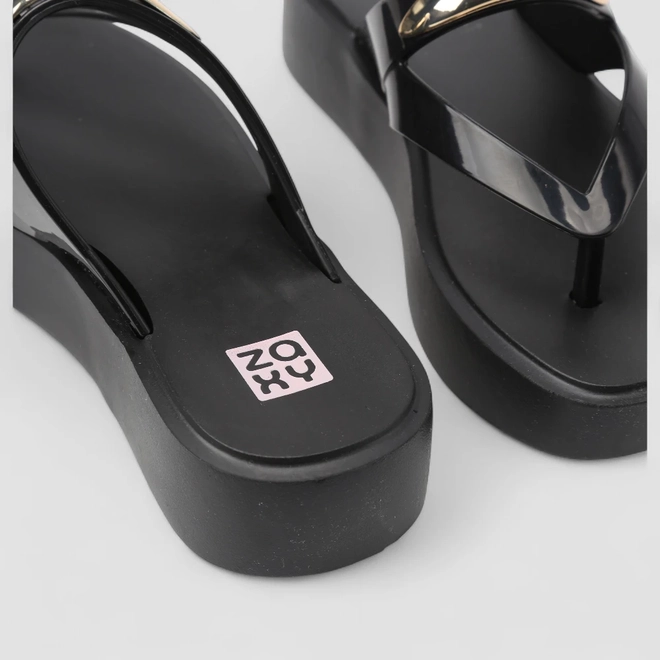Tamanco Feminino Zaxy Flatform Enfeite Metálico Preto